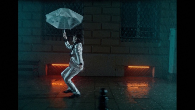 Video Reference: Flash photography, Entertainment, Umbrella, Tints and shades, Performing arts, Performance art, Event, Artist, Darkness, Flooring