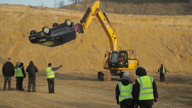 Video Reference: Tire, Land vehicle, Vehicle, Wheel, Truck, Automotive tire, Asphalt, Yellow, Slope, Car