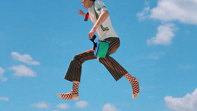 Video Reference: Cloud, Sky, Azure, People in nature, Flash photography, Gesture, Happy, Knee, Recreation, Eyewear