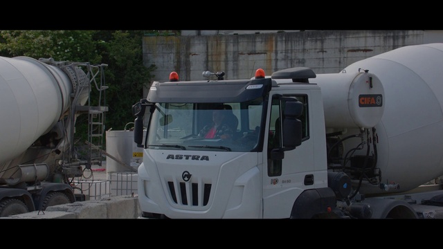 Video Reference: Vehicle, Vehicle registration plate, Truck, Motor vehicle, Tire, Asphalt, Commercial vehicle, Gas, Automotive exterior, Snout