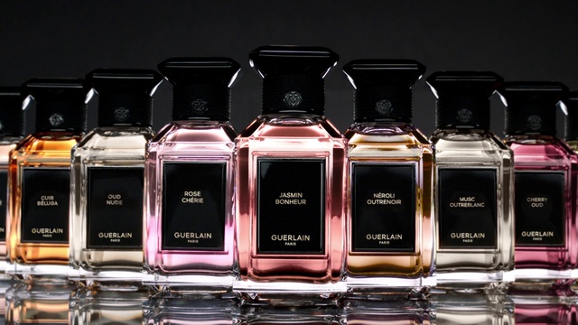 Video Reference: Hand, Liquid, Eye, Human body, Solution, Rectangle, Cosmetics, Fluid, Purple, Perfume