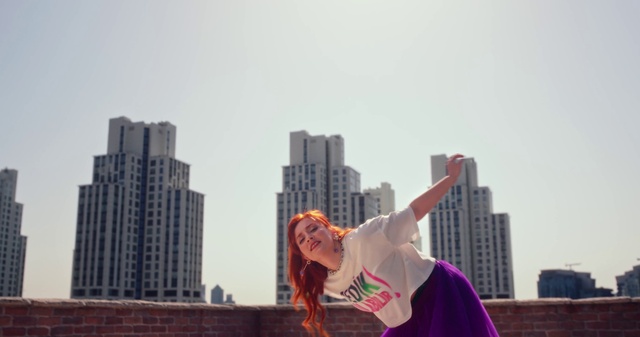 Video Reference: Sky, Building, Skyscraper, Gesture, Tower block, Travel, Happy, City, Roof, Condominium