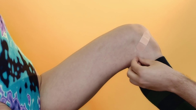 Video Reference: Joint, Arm, Shoulder, Leg, Muscle, Neck, Human body, Sleeve, Knee, Thigh