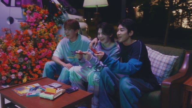 Video Reference: Smile, Plant, Leisure, Fun, Happy, T-shirt, Lap, Recreation, Youth, Tree