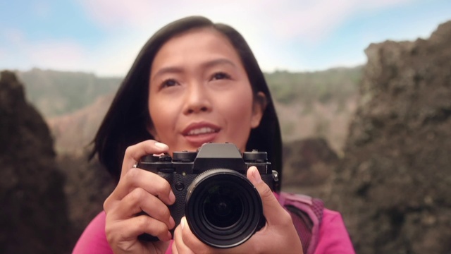 Video Reference: Hand, Eyebrow, Eye, Photographer, Sky, Nature, Camera lens, Reflex camera, Flash photography, Digital camera