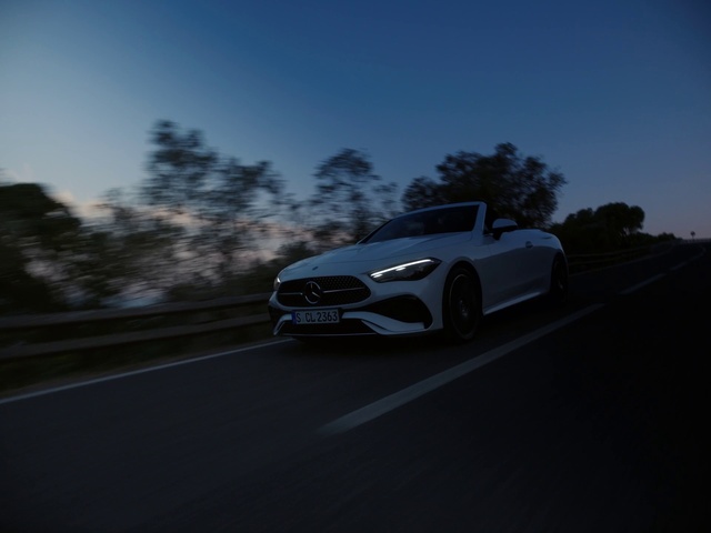 Video Reference: Sky, Automotive parking light, Vehicle, Car, Grille, Hood, Automotive lighting, Wheel, Automotive mirror, Motor vehicle