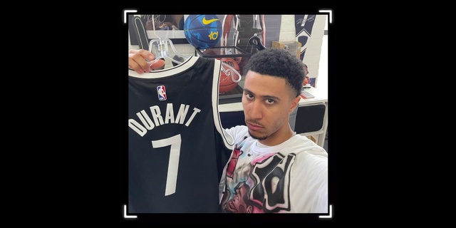 Video Reference: Sports jersey, Jersey, Sleeve, Font, Cool, T-shirt, Sportswear, Flash photography, Sports uniform, Automotive design