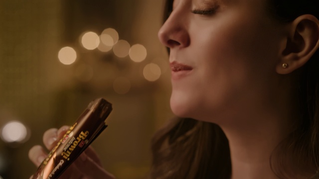 Video Reference: Lip, Musical instrument, Eyelash, Flash photography, Fashion, Guitar accessory, Audio equipment, Happy, Musical instrument accessory, Guitar