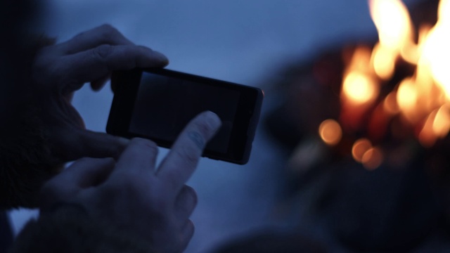 Video Reference: Hand, Cloud, Sky, Flash photography, Gesture, Finger, Tree, Communication Device, Electric blue, Thumb