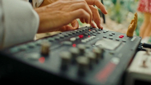 Video Reference: Hand, Musical instrument, Electronic instrument, Gesture, Finger, Audio equipment, Gadget, Electronic musical instrument, Nail, Musical instrument accessory