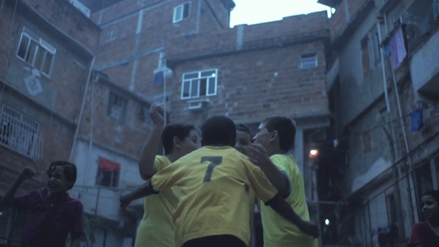 Video Reference: Window, Building, Sky, Standing, Gesture, Interaction, Morning, Crowd, City, Fun