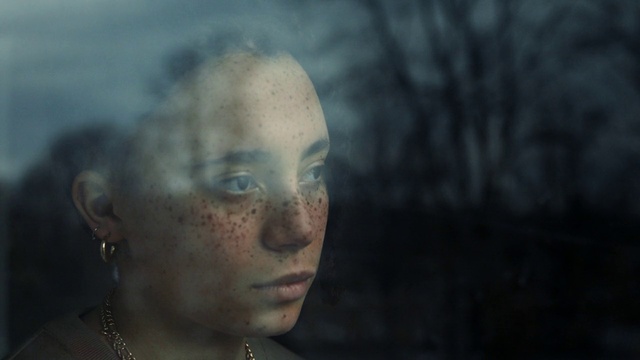 Video Reference: Skin, Chin, Eyebrow, Eyelash, Flash photography, Neck, Jaw, Temple, Eyewear, Street fashion