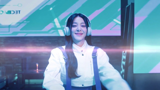 Video Reference: Smile, Flash photography, Entertainment, Performing arts, Electric blue, Fun, Jewellery, Event, White-collar worker, Happy