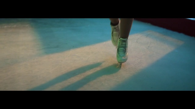 Video Reference: Knee, Flooring, Tints and shades, Foot, Thigh, Electric blue, Human leg, Recreation, Grass, Fun