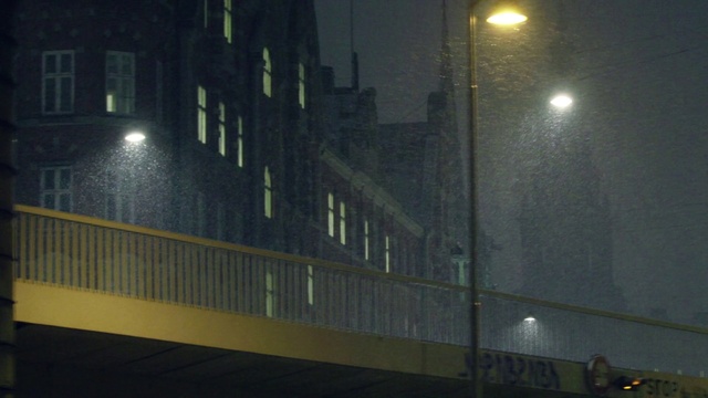 Video Reference: Building, Atmosphere, Street light, Window, Light, Lighting, Electricity, Atmospheric phenomenon, Midnight, City