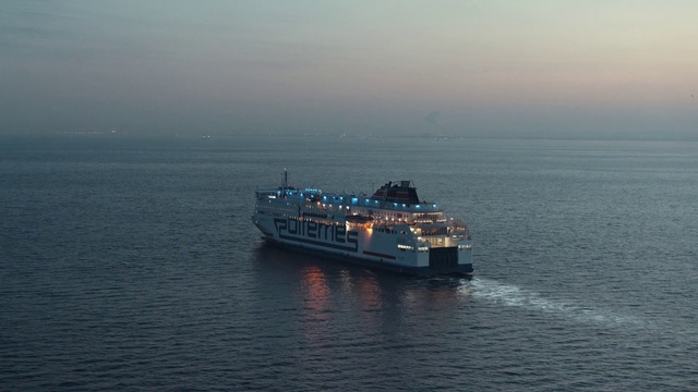 Video Reference: Water, Sky, Boat, Watercraft, Cloud, Naval architecture, Passenger ship, Horizon, Ship, Vehicle