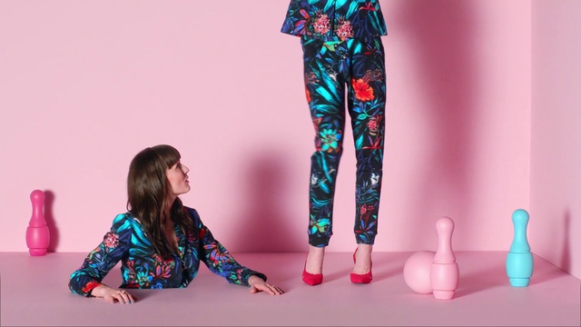 Video Reference: Joint, Purple, Sleeve, Standing, Pink, Thigh, Knee, Magenta, Fashion design, Human leg