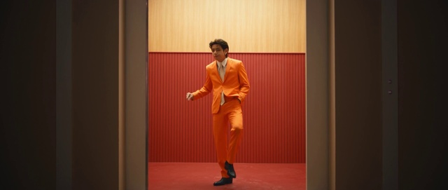 Video Reference: Leg, Sleeve, Orange, Entertainment, Performing arts, Wood, Knee, Fashion design, Choreography, Thigh