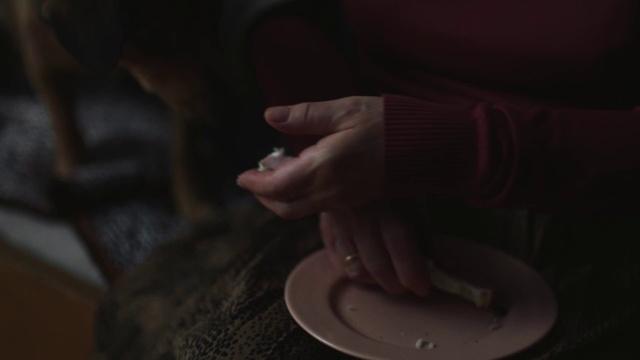 Video Reference: Tableware, Gesture, Serveware, Finger, Drinkware, Thumb, Nail, Wrist, Flash photography, Kitchen utensil