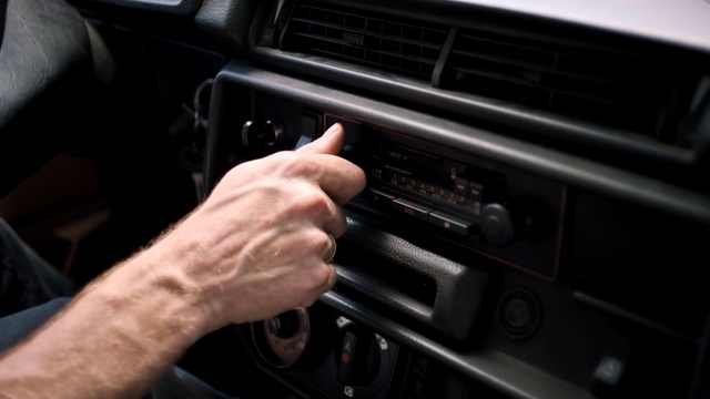 Video Reference: Motor vehicle, Automotive design, Steering wheel, Steering part, Vehicle, Audio equipment, Gesture, Personal luxury car, Vehicle audio, Automotive wheel system