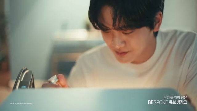 Video Reference: Hair, Forehead, Nose, Eyebrow, Eyelash, Mouth, Neck, Jaw, Gesture, T-shirt