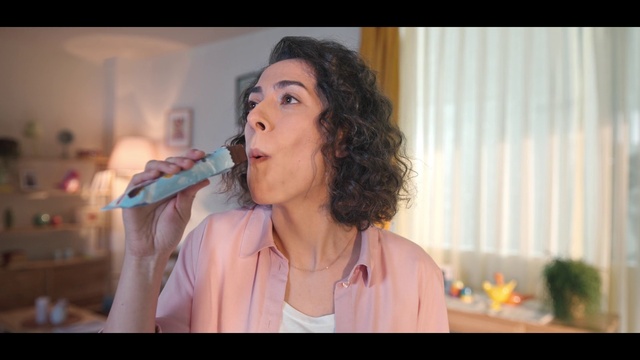 Video Reference: Microphone, Lip, Mouth, Eyelash, Musician, Flash photography, Gesture, Audio equipment, Music, Entertainment