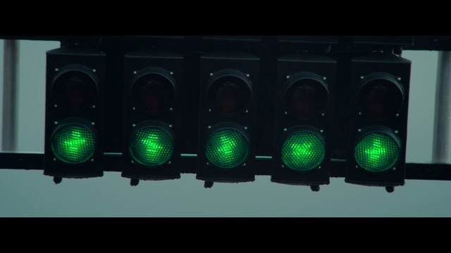 Video Reference: Traffic light, Automotive lighting, Visual effect lighting, signaling device, Gas, Electricity, Circuit component, Circle, Electronic device, Electric blue