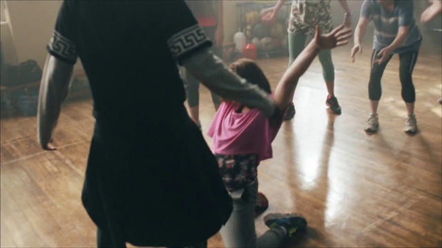 Video Reference: Footwear, Joint, Shoulder, Leg, Sleeve, Gesture, Sportswear, Performing arts, Thigh, Entertainment