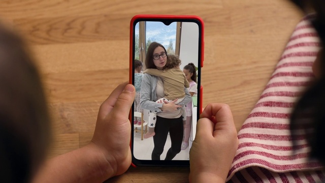 Video Reference: Hand, Automotive mirror, Communication Device, Gesture, Happy, Finger, Wood, Gadget, Rear-view mirror, Leisure