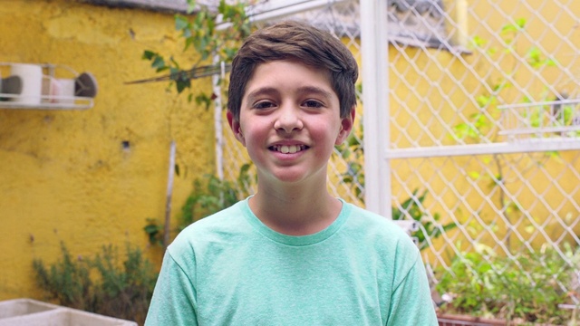 Video Reference: Forehead, Smile, Plant, Eyebrow, Mouth, Happy, Yellow, Grass, T-shirt, Cool