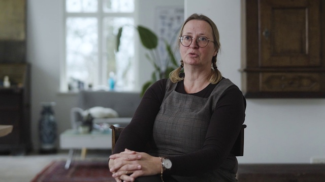 Video Reference: Glasses, Watch, Vision care, Window, Sleeve, Eyewear, Event, Jewellery, Fashion design, Tableware