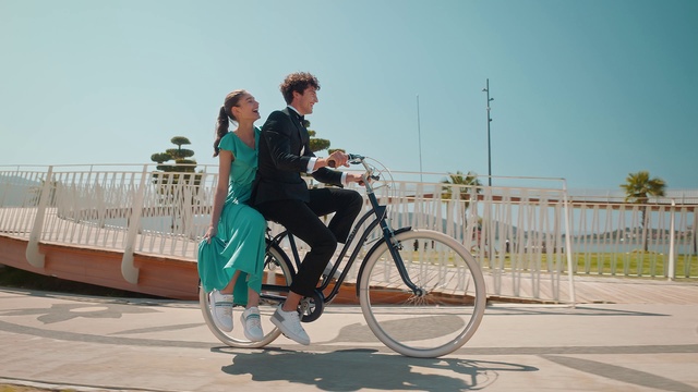 Video Reference: Bicycle, Tire, Wheel, Sky, Bicycles--Equipment and supplies, Bicycle frame, Bicycle handlebar, Bicycle tire, Bicycle wheel, Bicycle fork