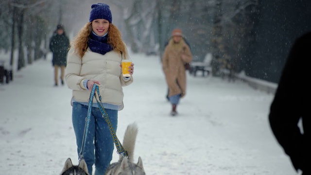 Video Reference: Snow, Vertebrate, Smile, Street fashion, Freezing, Leisure, Fur clothing, Cap, Recreation, Fun