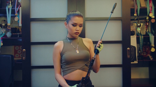 Video Reference: Joint, Fashion, Neck, Waist, Thigh, Eyewear, Trunk, Chest, Sportswear, Elbow