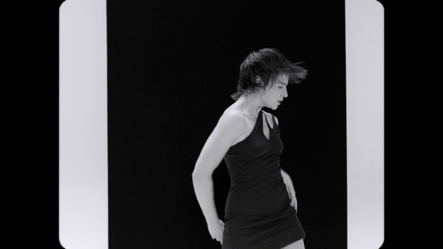 Video Reference: Shoulder, Flash photography, Neck, Sleeve, Gesture, Waist, Elbow, Trunk, Thigh, Sportswear