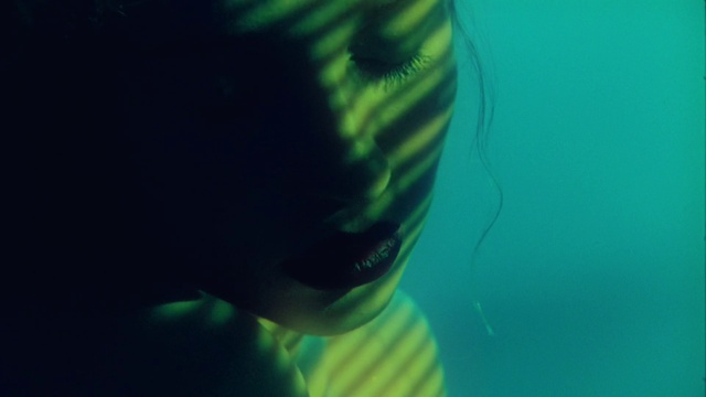 Video Reference: Hair, Water, Arm, Eye, Underwater, Human body, Marine biology, Recreation, Electric blue, Personal protective equipment
