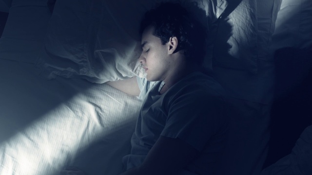 Video Reference: Cloud, Flash photography, Jaw, Tints and shades, Elbow, Electric blue, Midnight, Event, Darkness, T-shirt