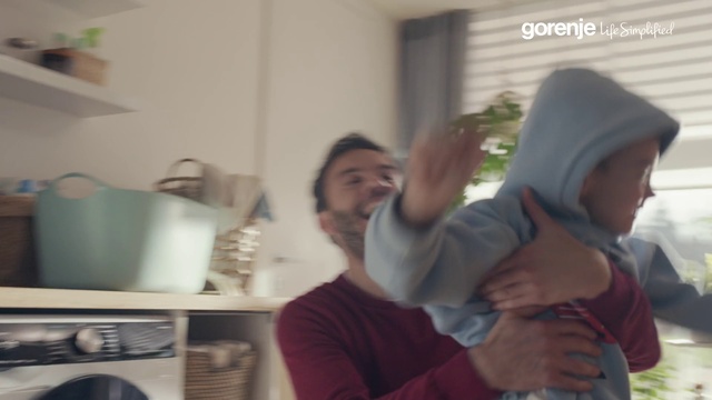 Video Reference: Gesture, Happy, Event, T-shirt, Thumb, Fun, Room, Kitchen, Conversation, Plate