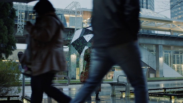 Video Reference: Human, Standing, Gesture, Sunlight, Thigh, Waist, City, Metropolitan area, Tints and shades, Human leg