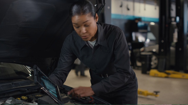 Video Reference: Laptop, Computer, Automotive design, Personal computer, Engineering, Technology, Job, Audio equipment, Gadget, Windshield