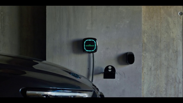 Video Reference: Hood, Automotive lighting, Automotive design, Grey, Motor vehicle, Automotive exterior, Grille, Personal luxury car, Gas, Vehicle door