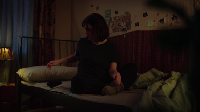 Video Reference: Comfort, Flash photography, Wood, Knee, Wall, Elbow, Flooring, Fun, Bed, Human leg