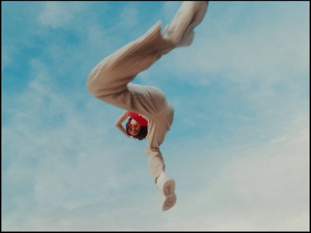 Video Reference: Cloud, Sky, People in nature, Happy, Gesture, Recreation, Rolling, Balance, Stunt, Leisure