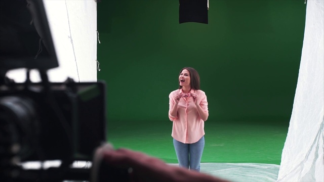 Video Reference: Flash photography, Entertainment, Event, Audio equipment, Magenta, Fun, Design, Room, Performing arts, Sitting