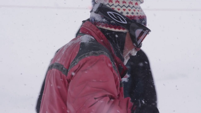 Video Reference: Snow, Glove, Ice cap, Windbreaker, Freezing, Personal protective equipment, Recreation, Winter, Sports gear, Magenta