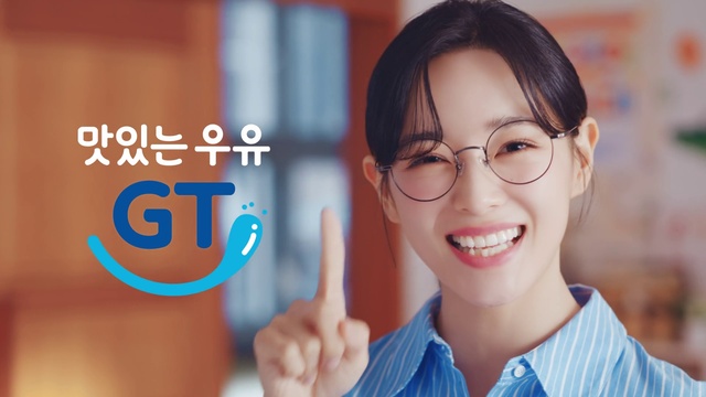 Video Reference: Glasses, Smile, Facial expression, Vision care, Happy, Gesture, Eyewear, V sign, Thumb, Sign language