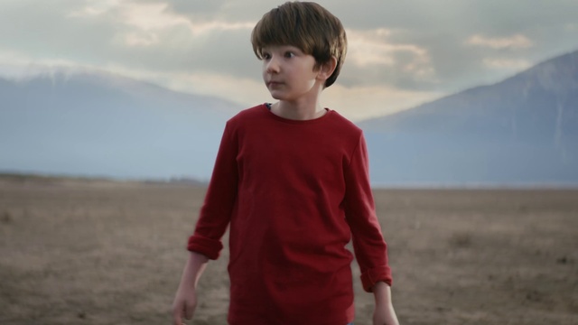 Video Reference: Cloud, Sky, Flash photography, Neck, Sleeve, Gesture, People in nature, Happy, Body of water, T-shirt