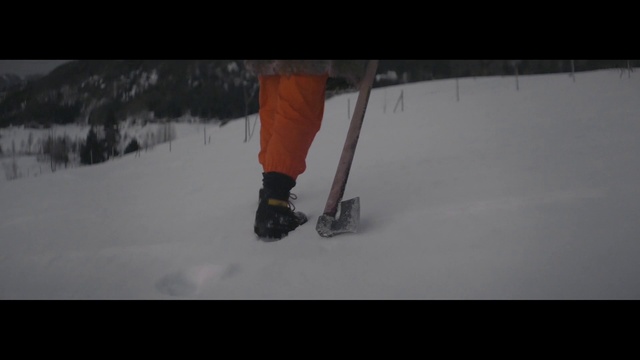 Video Reference: Sports equipment, Leg, Slope, Snow, Ice rink, Sportswear, Knee, Freezing, Recreation, Human leg