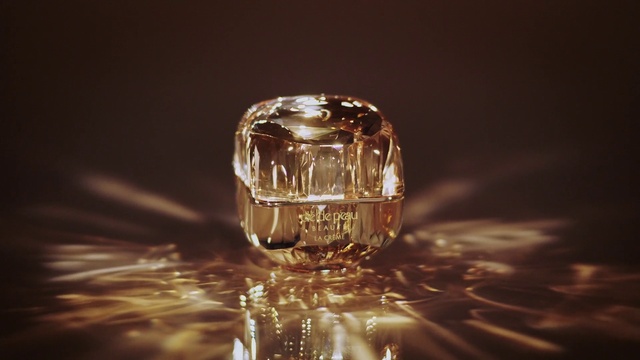 Video Reference: Water, Liquid, Amber, Fluid, Body jewelry, Moisture, Jewellery, Circle, Wedding ceremony supply, Glass