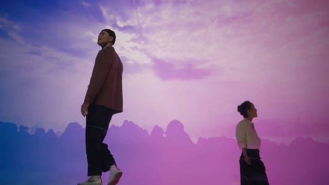 Video Reference: Cloud, Sky, Atmosphere, Purple, People in nature, Human, Flash photography, Standing, Lighting, Violet